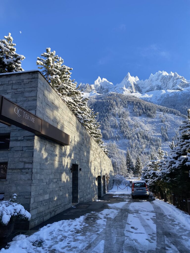 L'entrée principale du QC Terme de Chamonix. Vue sur les montagnes enneigées