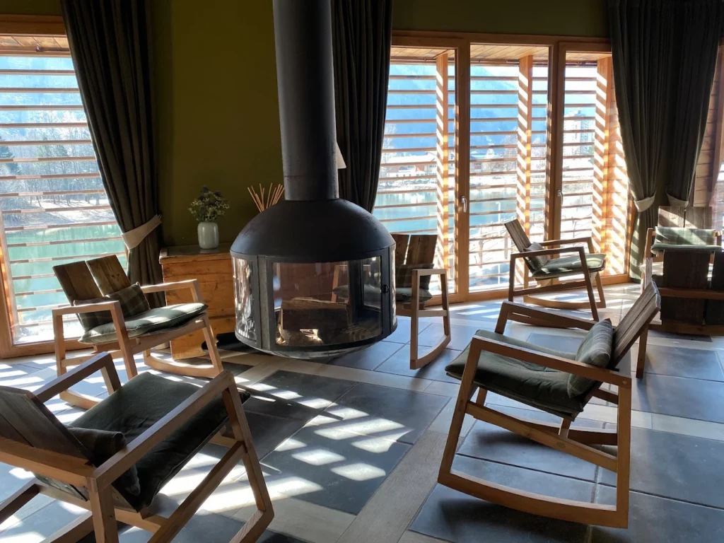 Salle de repos avec cheminée et rocking chairs à Chamonix